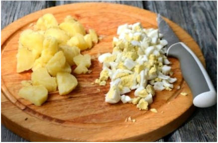 Салат «Гнездо глухаря» с копченой курицей