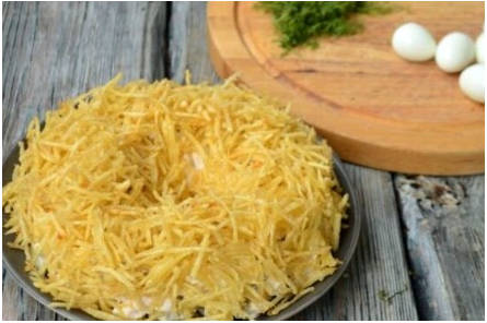 Салат «Гнездо глухаря» с копченой курицей