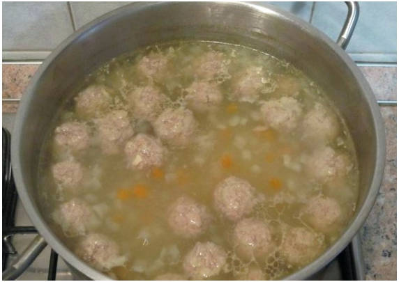 Суп с фрикадельками и зеленым горошком