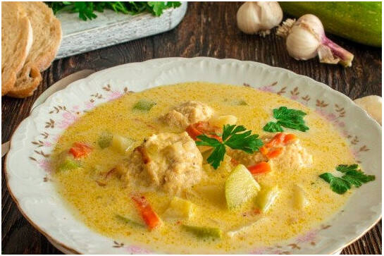 Суп с фрикадельками и кабачками