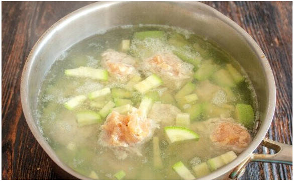 Суп с фрикадельками и кабачками