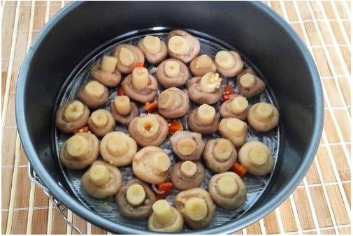 Салат «Грибная поляна» с копченой курицей