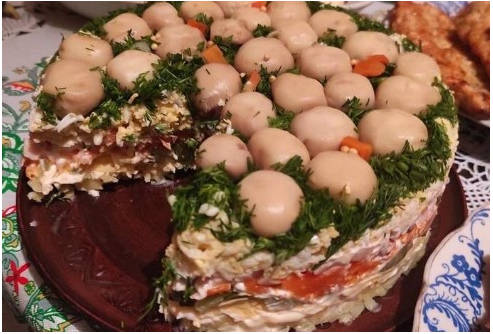 Салат «Грибная поляна» с копченой курицей