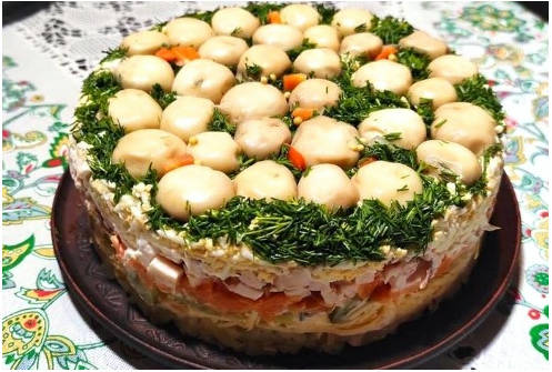 Салат «Грибная поляна» с копченой курицей