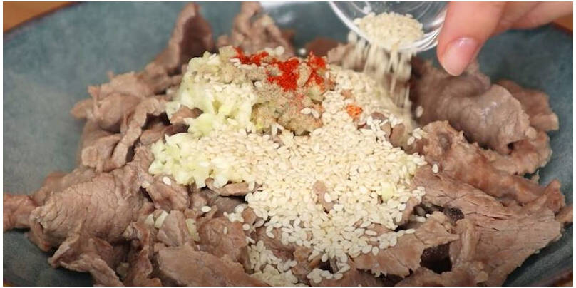 Азиатский салат с говядиной и кинзой