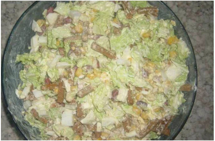 Салат с фасолью, пекинской капустой и кукурузой