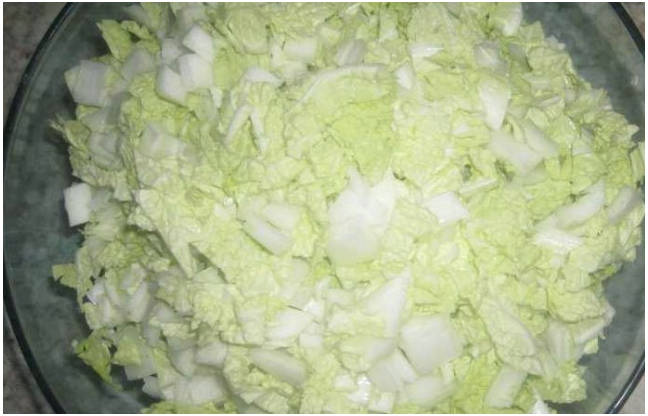 Салат с фасолью, пекинской капустой и кукурузой