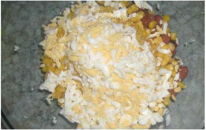 Салат с фасолью, пекинской капустой и кукурузой