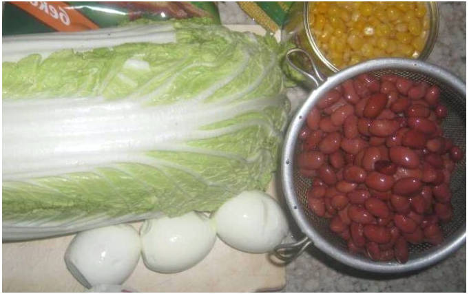 Салат с фасолью, пекинской капустой и кукурузой