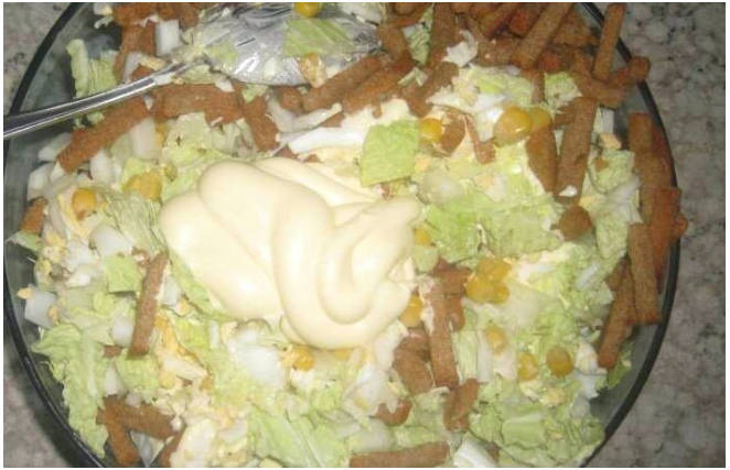 Салат с фасолью, пекинской капустой и кукурузой