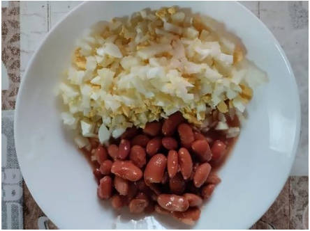 Салат с индейкой, фасолью и яйцом