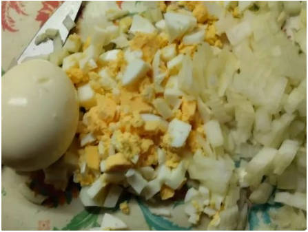Салат с индейкой, фасолью и яйцом
