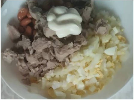 Салат с индейкой, фасолью и яйцом