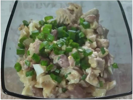 Салат с индейкой, фасолью и яйцом