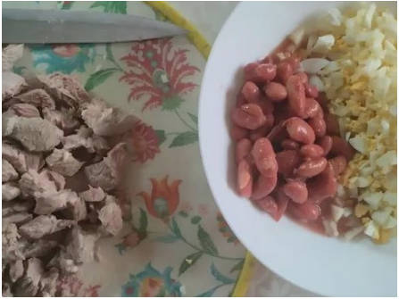 Салат с индейкой, фасолью и яйцом