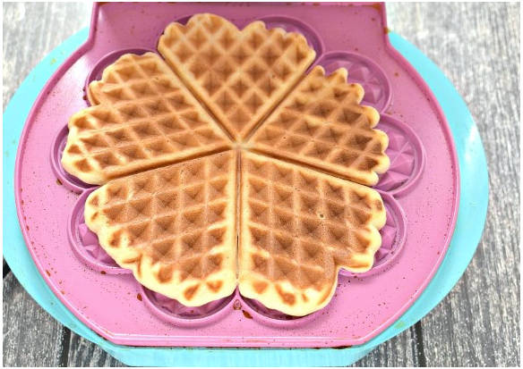 Вафли на завтрак в вафельнице