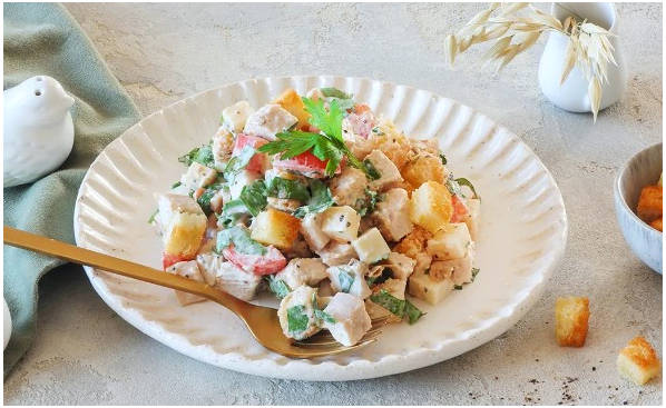 Баварский салат с курицей и сухариками