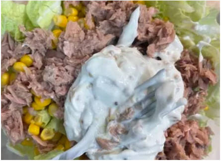 Белковый салат с тунцом и яйцом