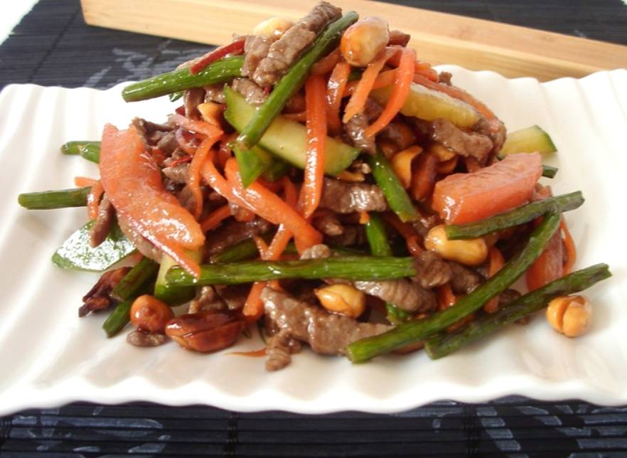 Китайский салат с говядиной и арахисом