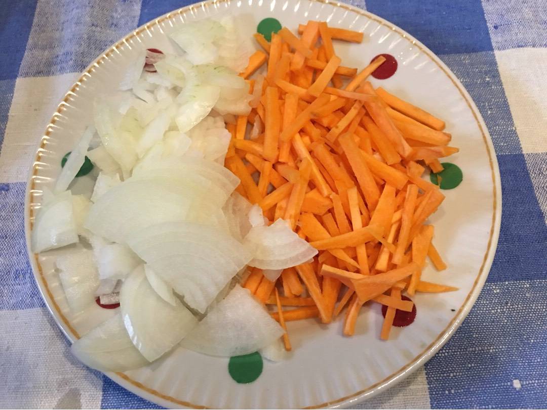 Куриные желудки в сливочном соусе на сковороде