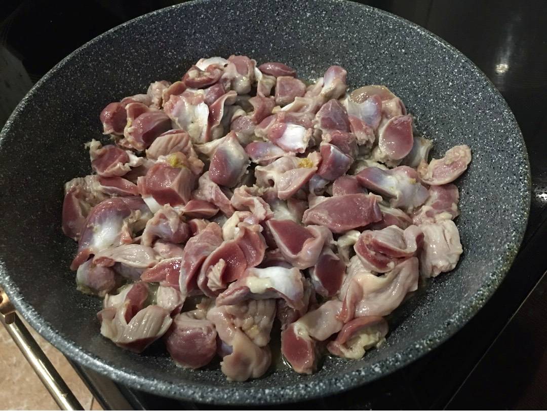 Куриные желудки в сливочном соусе на сковороде