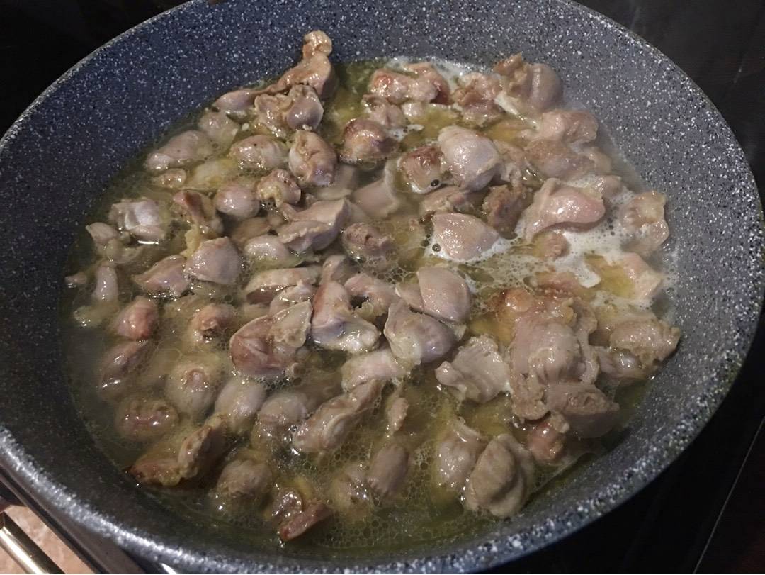 Куриные желудки в сливочном соусе на сковороде