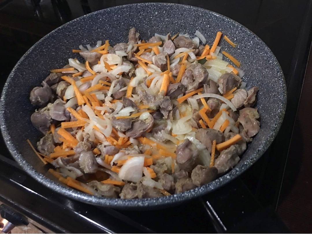 Куриные желудки в сливочном соусе на сковороде