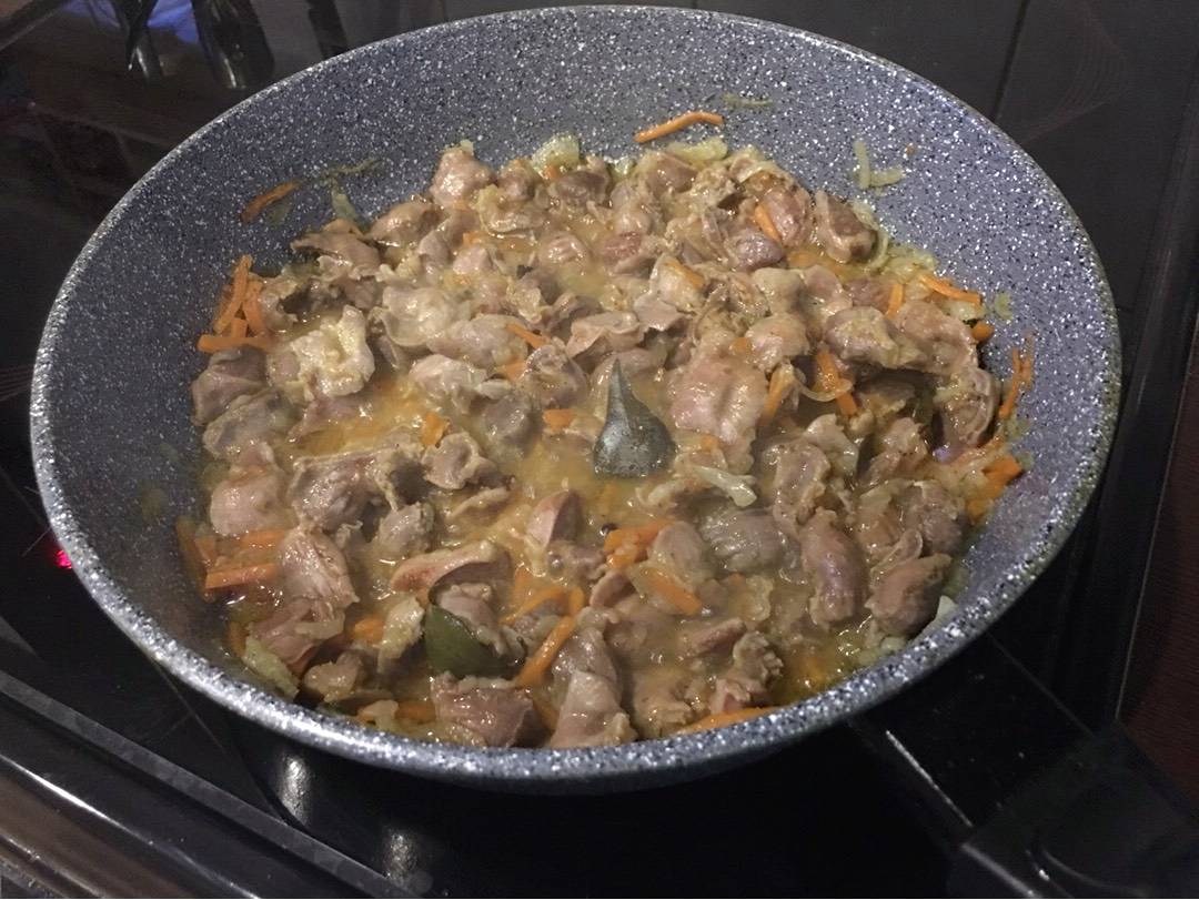 Куриные желудки в сливочном соусе на сковороде