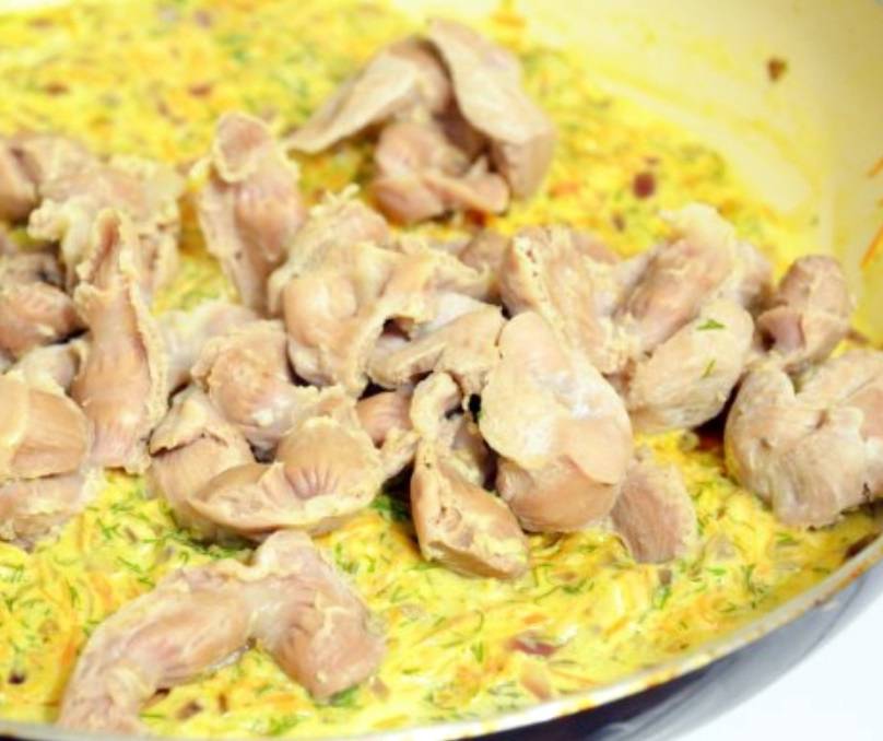 Куриные желудки в сливочном соусе