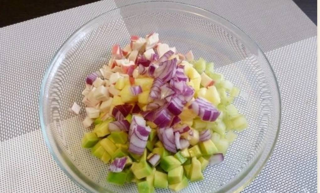 Крабовый салат с авокадо