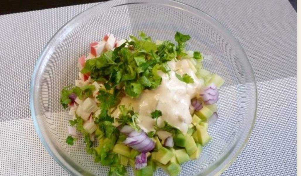 Крабовый салат с авокадо