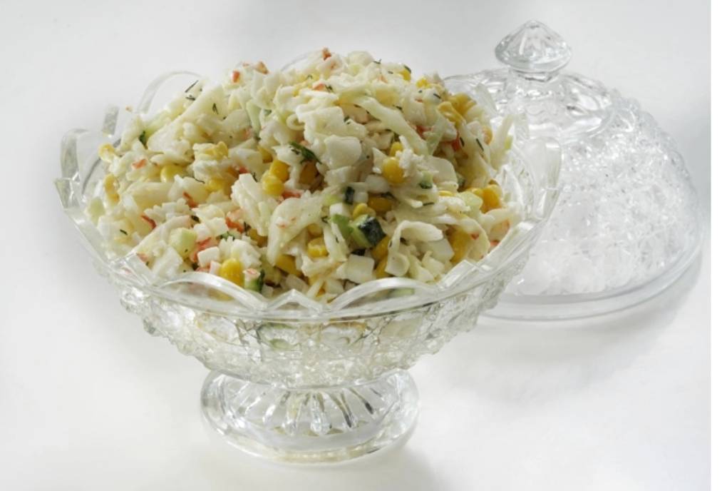 Крабовый салат без риса с огурцом, кукурузой и с яйцом