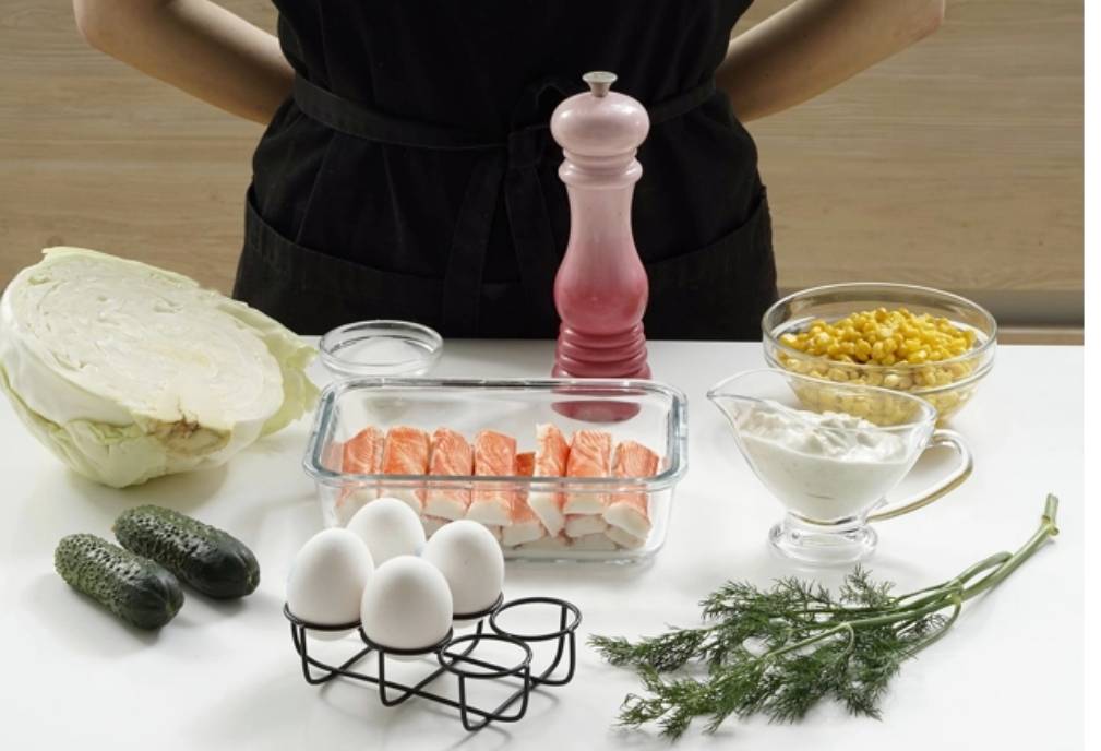 Крабовый салат без риса с огурцом, кукурузой и с яйцом Крабовый салат без риса с огурцом, кукурузой и с яйцом