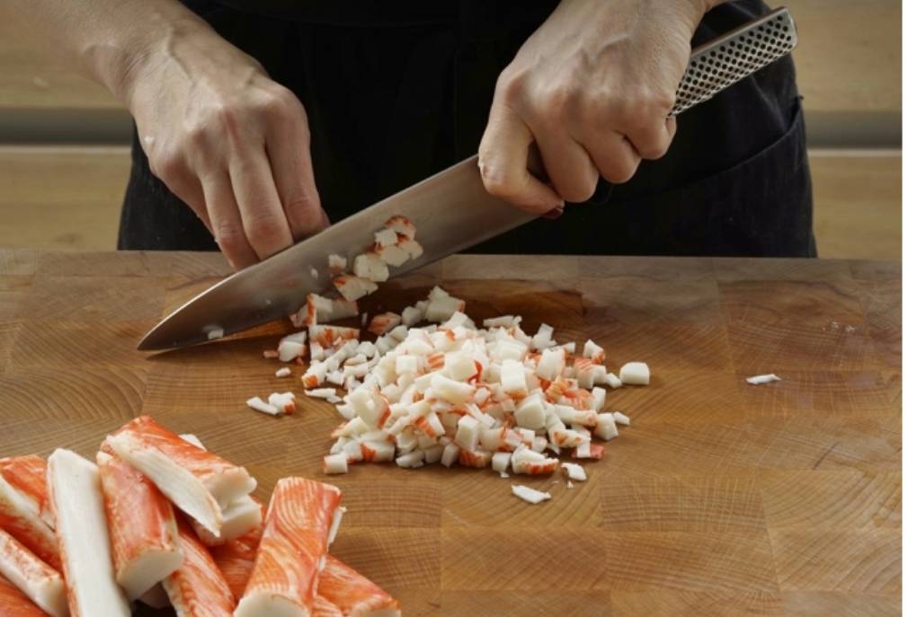 Крабовый салат без риса с огурцом, кукурузой и с яйцом Крабовый салат без риса с огурцом, кукурузой и с яйцом