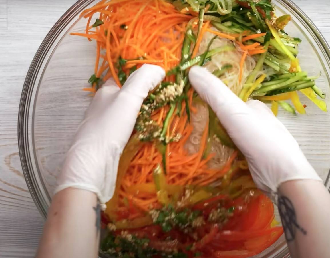Китайский салат с фунчозой Китайский салат с фунчозой