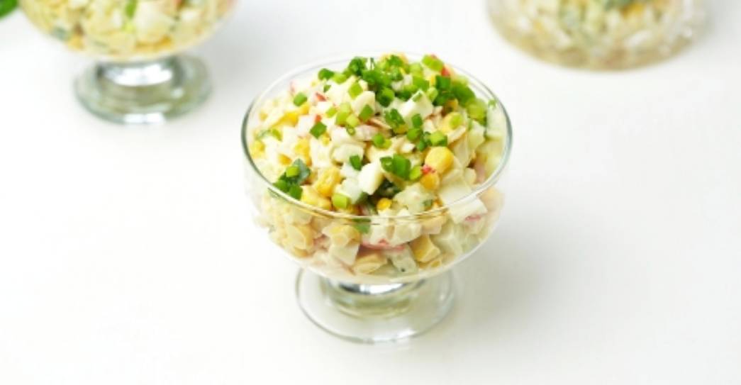 Крабовый салат без риса с огурцом и кукурузой