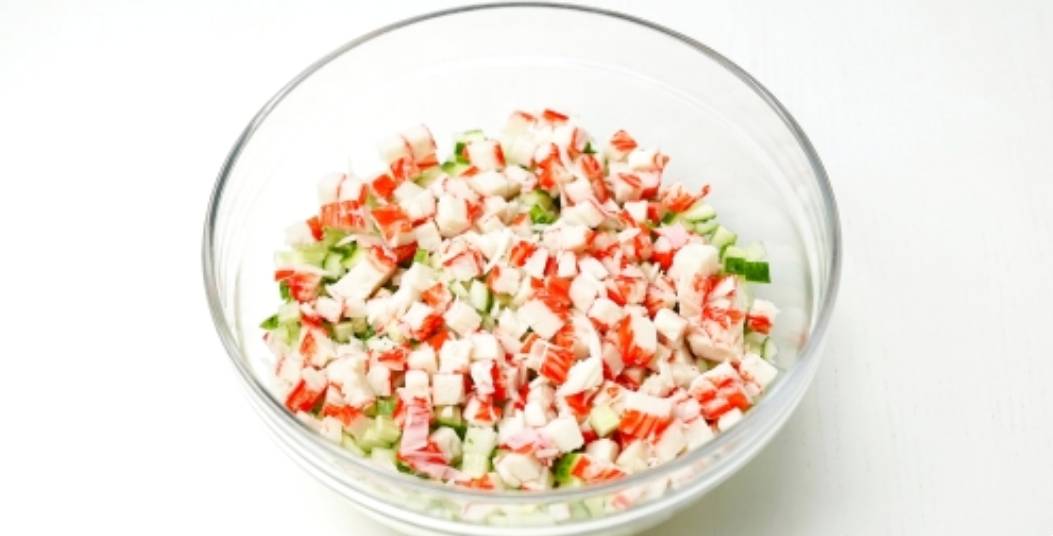 Крабовый салат без риса с огурцом и кукурузой Крабовый салат без риса с огурцом и кукурузой