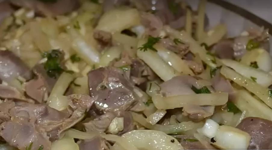 Маринованные куриные желудки с луком