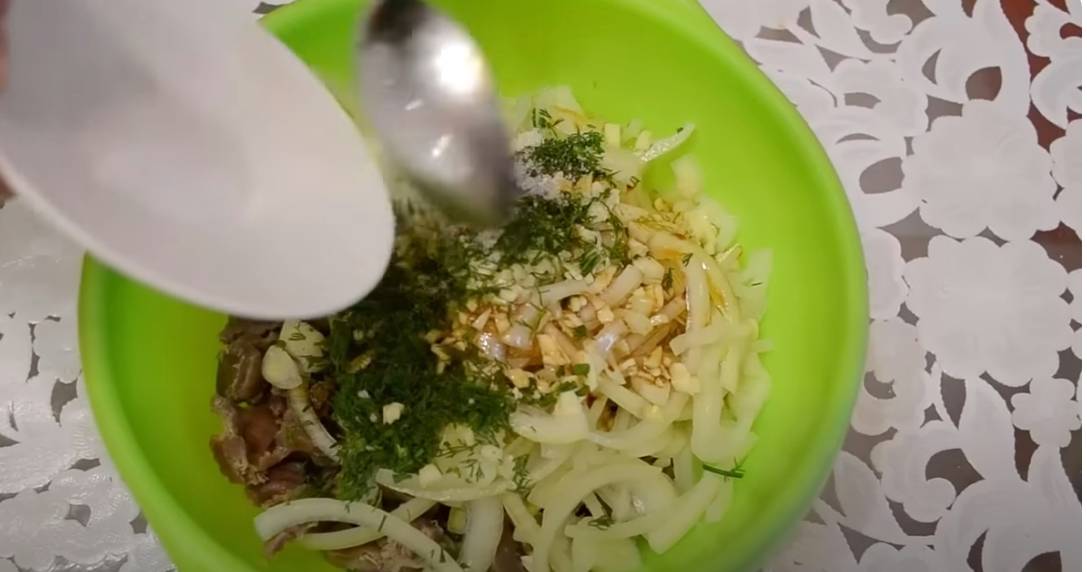 Маринованные куриные желудки с луком