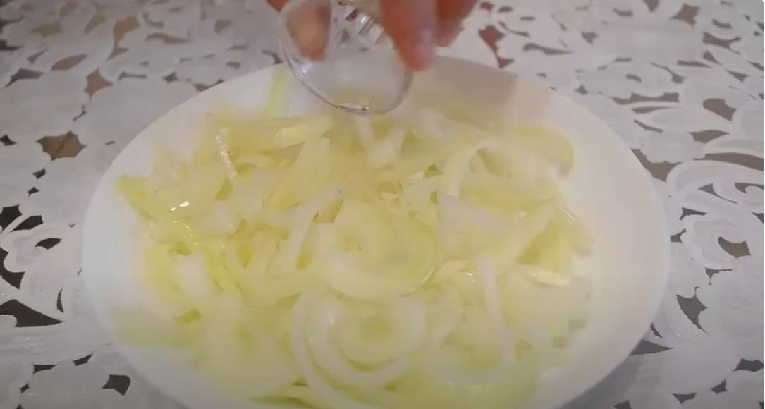Маринованные куриные желудки с луком