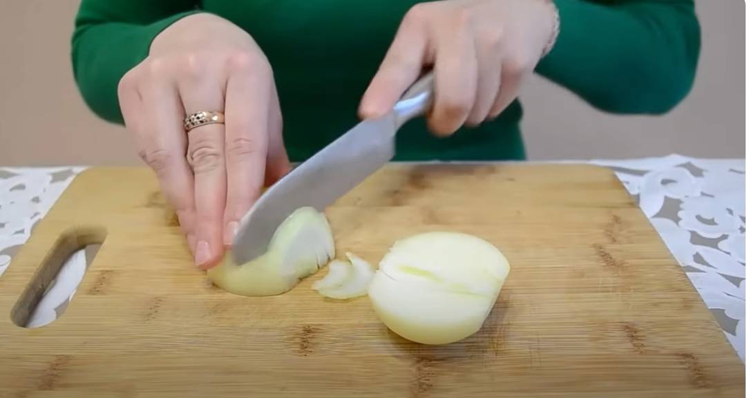 Маринованные куриные желудки с луком