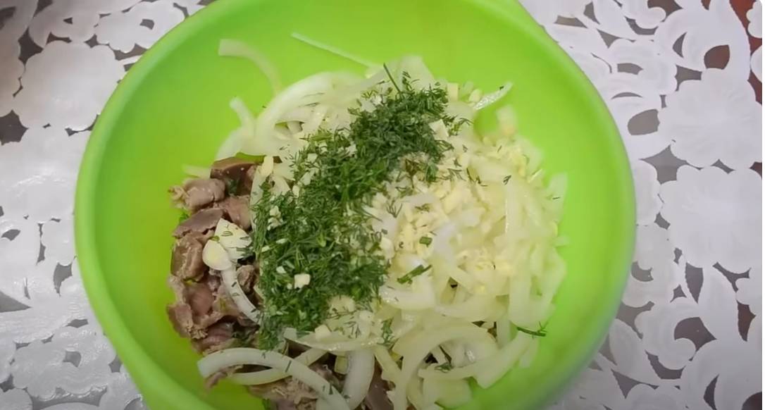 Маринованные куриные желудки с луком