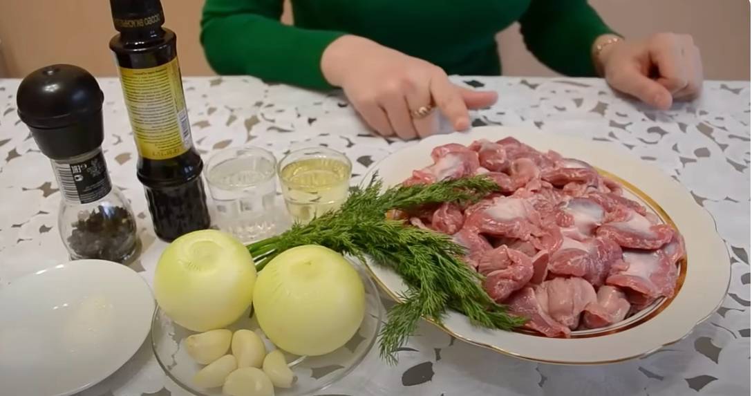 Маринованные куриные желудки с луком