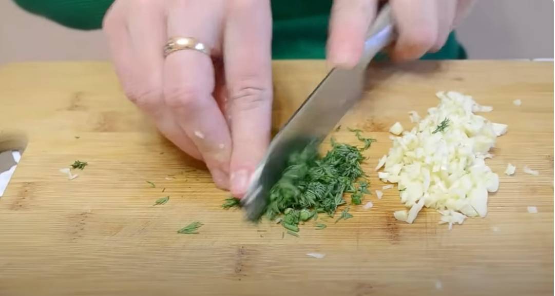 Маринованные куриные желудки с луком