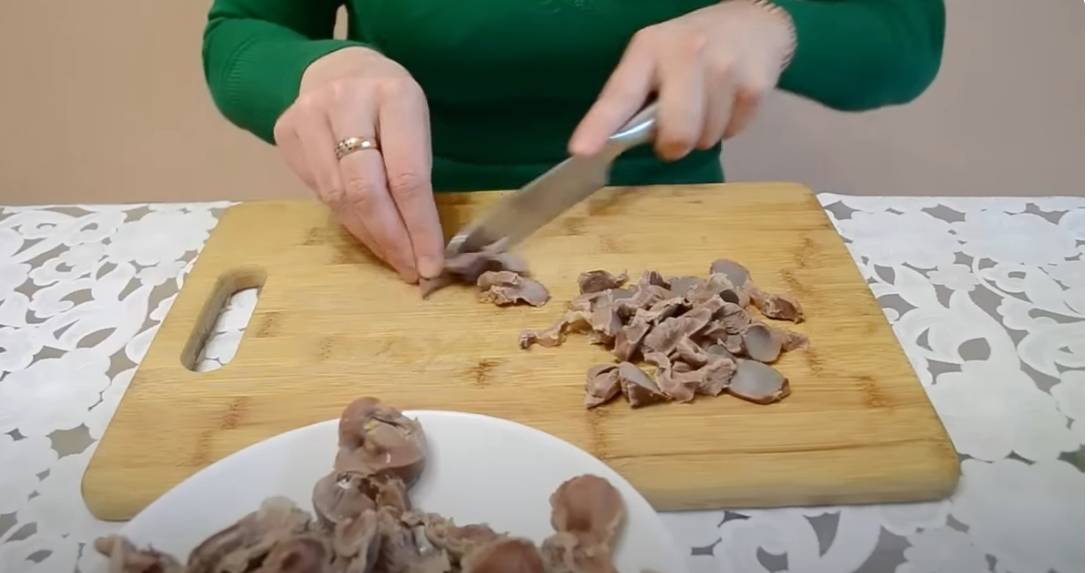 Маринованные куриные желудки с луком