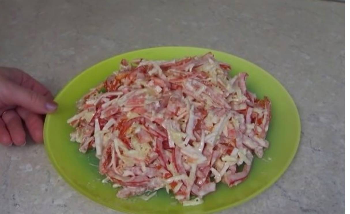 Салат «Красное море» с крабовыми палочками, помидорами, перцем и сыром