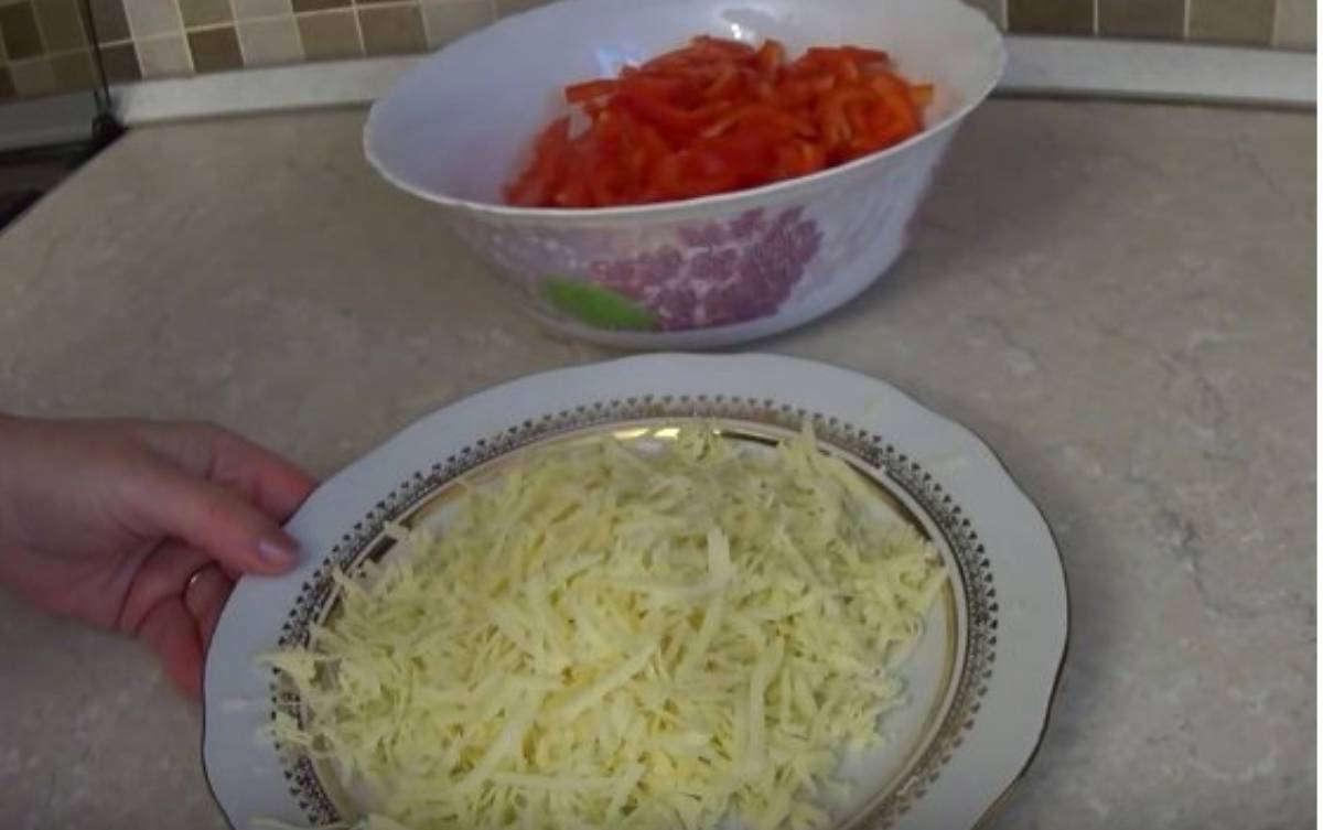 Салат «Красное море» с крабовыми палочками, помидорами, перцем и сыром