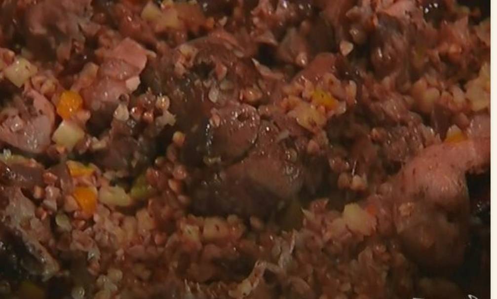 Куриные желудки с гречкой