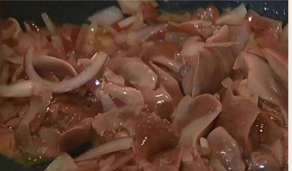 Куриные желудки с гречкой