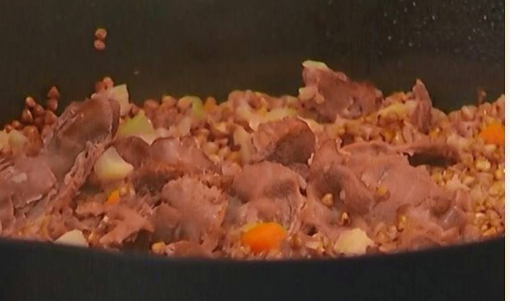 Куриные желудки с гречкой